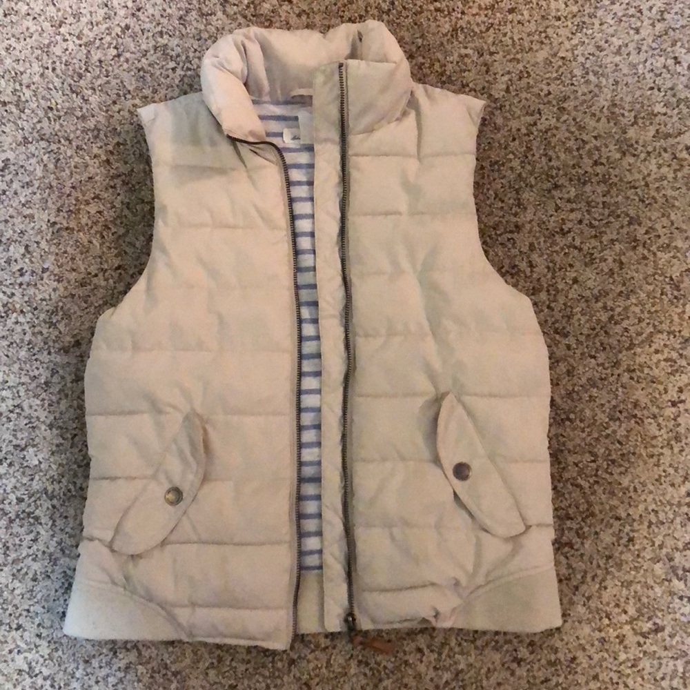 Ivory/cream puffer vest. Cozy and fitted!
